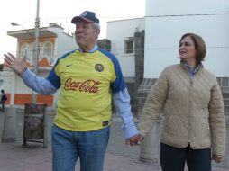 Con la camiseta del equipo América, como pago de una apuesta, Fernando Guzmán y su esposa Natividad de Anda visitaron Tonalá.  /