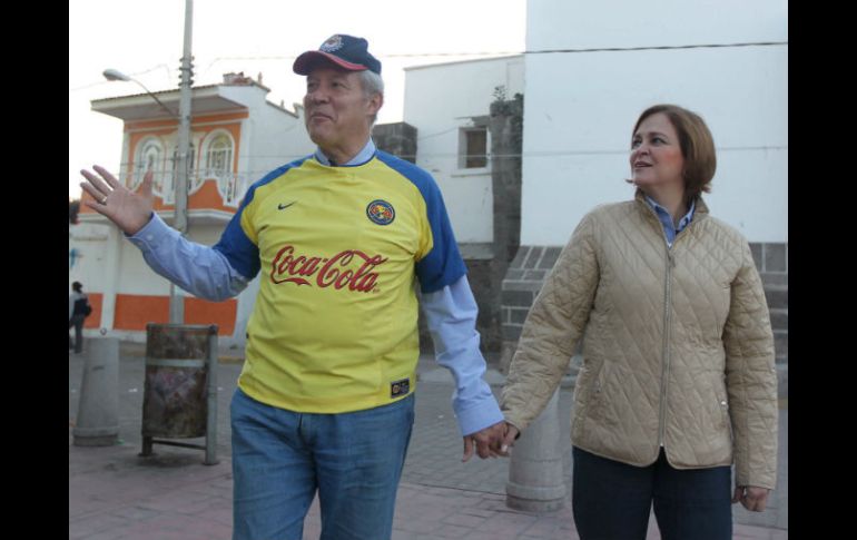 Con la camiseta del equipo América, como pago de una apuesta, Fernando Guzmán y su esposa Natividad de Anda visitaron Tonalá.  /