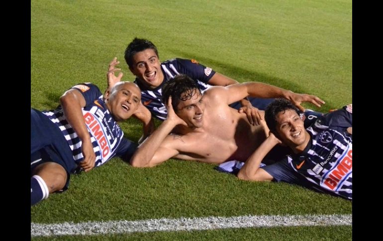 Aldo de Nigris (sin playera) festeja uno de los goles en el clásico regio del fin de semana. MEXSPORT  /