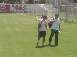 Ambriz y Beane charlan al terminar el entrenamiento de Chivas.  /