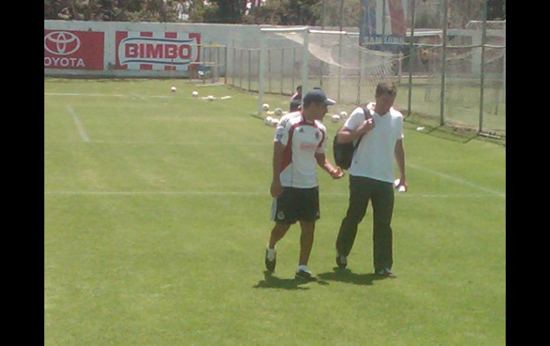 Ambriz y Beane charlan al terminar el entrenamiento de Chivas.  /