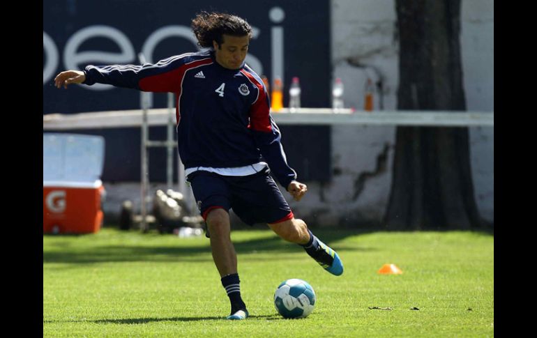 Héctor Reynoso se va dos juegos a la 'congeladora' luego de su expulsión en el Clásico. MEXSPORT  /