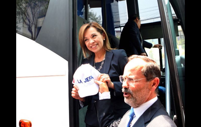 Josefina Vázquez Mota descendiendo del autobús La Jefa. EL UNIVERSAL  /