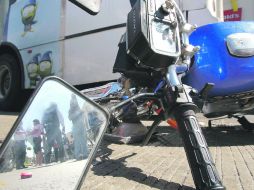 En el cruce de la Calzada Independencia y Obregón, una unidad del transporte público impactó a una motocicleta dejando ocho lesionados.  /