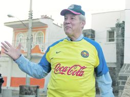 El aspirante panista Fernando Guzmán reapareció en San Gaspar con la camiseta del América, como pago a una apuesta.  /