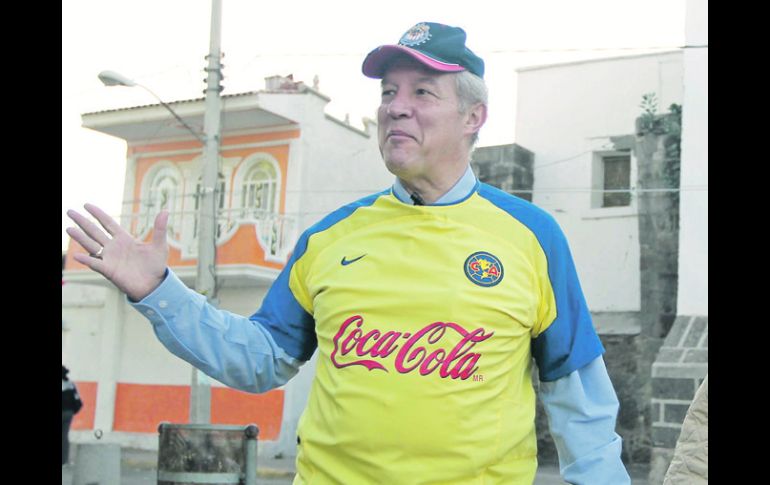 El aspirante panista Fernando Guzmán reapareció en San Gaspar con la camiseta del América, como pago a una apuesta.  /