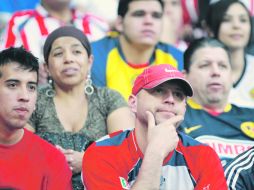 Las caras largas de los aficionados de Chivas predominaban el domingo en el Estadio Omnilife.  /