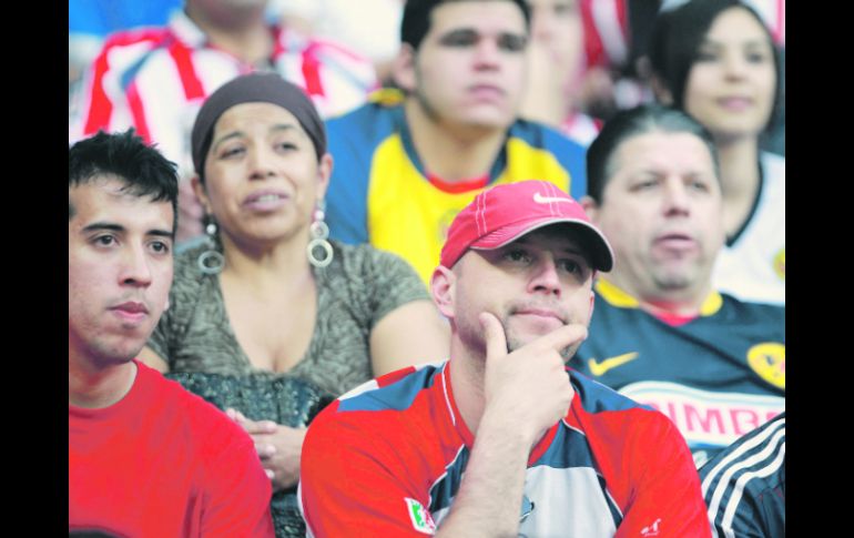 Las caras largas de los aficionados de Chivas predominaban el domingo en el Estadio Omnilife.  /