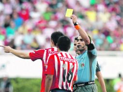 Marco Rodríguez (derecha) fue el árbitro del Clásico Nacional. MEXSPORT  /