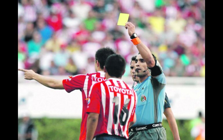 Marco Rodríguez (derecha) fue el árbitro del Clásico Nacional. MEXSPORT  /