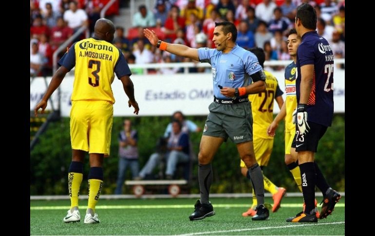 Las decisiones de Marco Antonio Rodríguez fueron cuestionadas por jugadores y aficionados. MEXSPORT  /