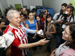 Pérez Peláez, vestido con una playera de las Chivas, visitó la colonia Atlas de Guadalajara como parte de sus actividades del día.  /