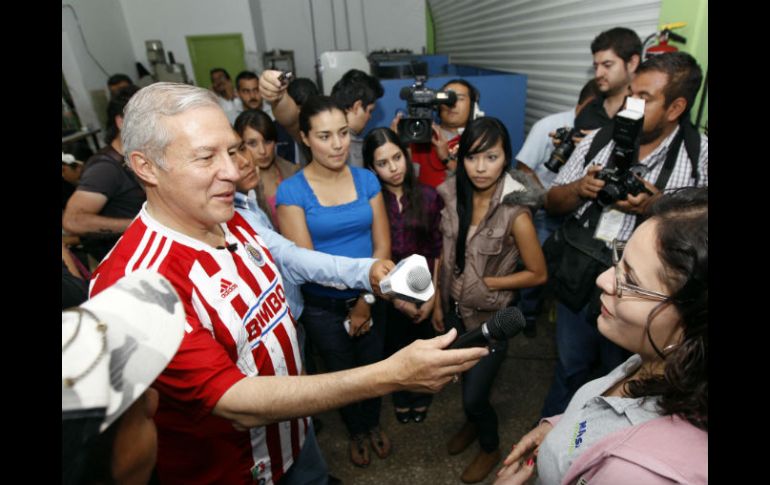 Pérez Peláez, vestido con una playera de las Chivas, visitó la colonia Atlas de Guadalajara como parte de sus actividades del día.  /