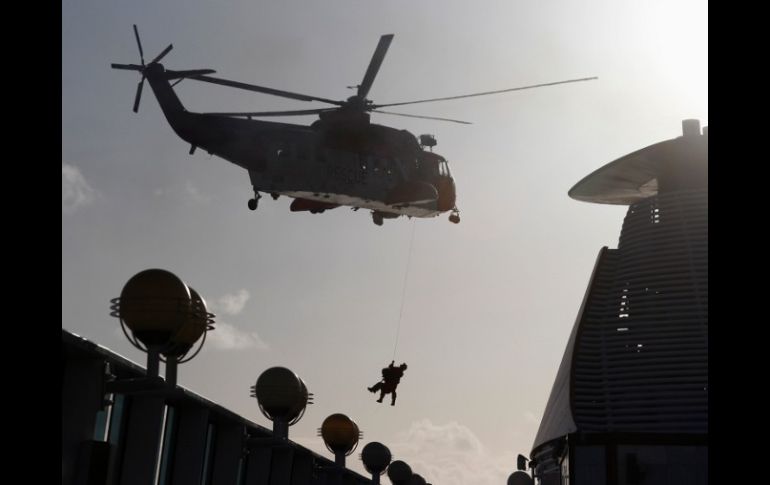 Un helicóptero de la guardia costera irlandesa realizó el traslado del enfermo que viajaba en el crucero. REUTERS  /