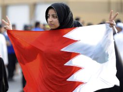 Una mujer muestra la bandera de Bahrein durante una de las protestas en aquel país. EFE  /