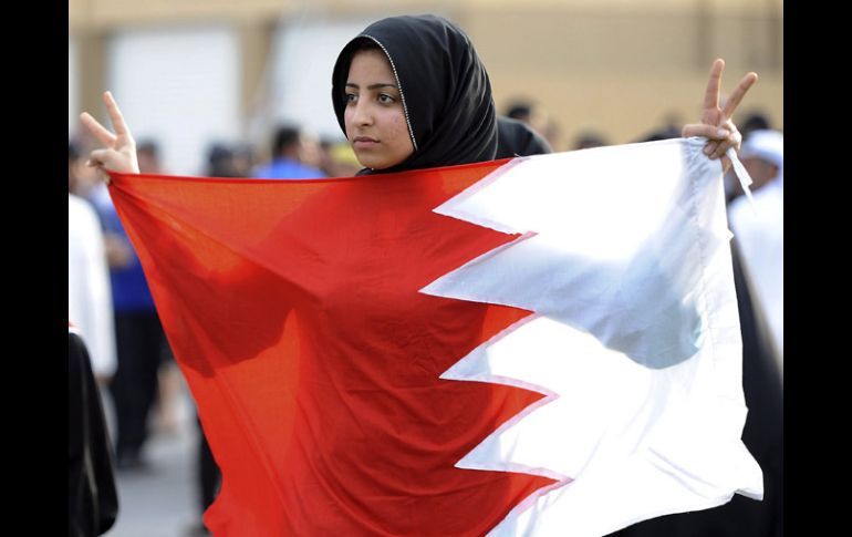 Una mujer muestra la bandera de Bahrein durante una de las protestas en aquel país. EFE  /