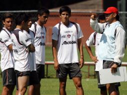 Juan Carlos Chávez da instrucciones durante la práctica del Atlas. MEXSPORT  /