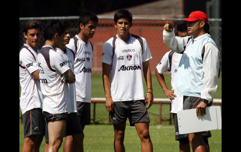 Juan Carlos Chávez da instrucciones durante la práctica del Atlas. MEXSPORT  /