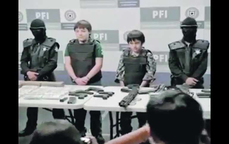 El video impacta. Muestra a los niños robando, traficando personas y siendo detenidos por ser miembros de un cártel (foto). ESPECIAL  /