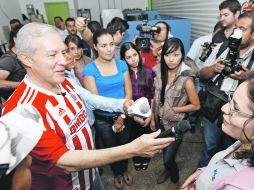 Fernando Guzmán estuvo de visita ayer en la Colonia Atlas.  /