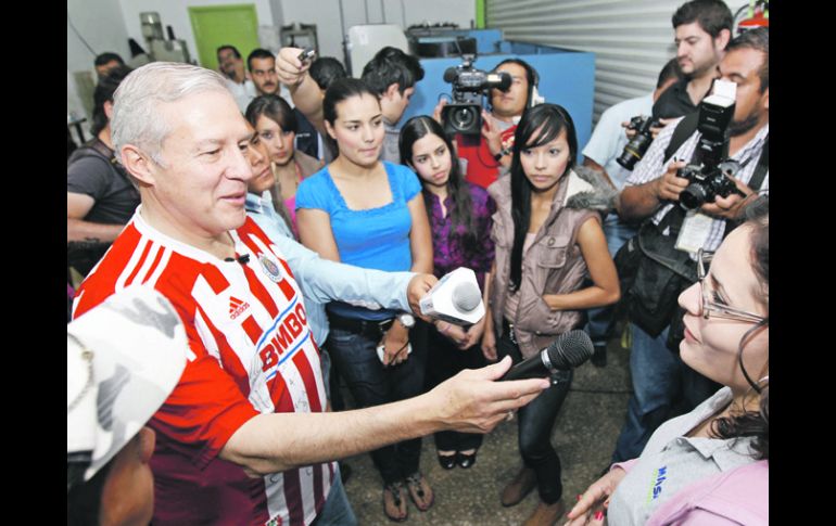 Fernando Guzmán estuvo de visita ayer en la Colonia Atlas.  /