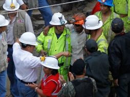 Los mineros salieron caminando de la mina y se encontraron con el presidente Humala. AP  /