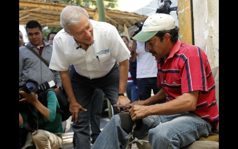 Fernando Guzmán visitó taller de bolsas de aire para autos 'Airbags Lico' en Guadalajara, como parte de sus actividades de campaña.  /