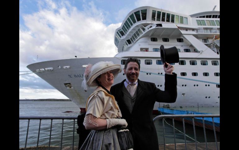 Aprovechando la escala del MS Balmoral en en el puerto de Cobh, Mary Beth Crocker y Tom Dearing. AP  /