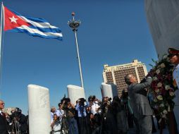 El Presidente coloca la ofrenda al héroe nacional cubano. EFE  /