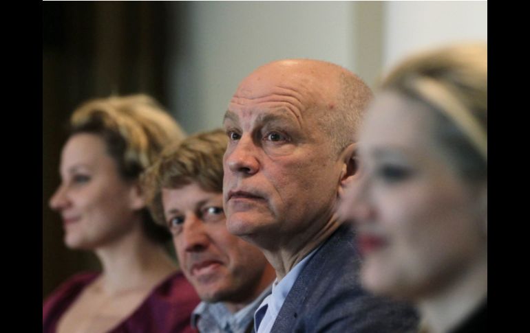 El actor John Malkovich (centro), a su lado el director Michael Sturminger y la soprano Marie Arnet. REUTERS  /