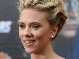 Scarlett Johansson lucío un vestido negro a su paso por la alfombra. AFP  /