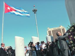 Felipe Calderón colocó una ofrenda floral ante el monumento del héroe cubano José Martí. EFE  /