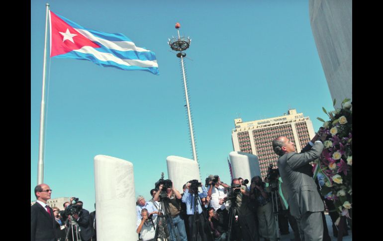 Felipe Calderón colocó una ofrenda floral ante el monumento del héroe cubano José Martí. EFE  /