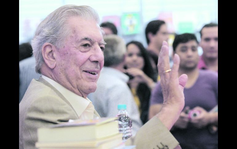 En la imagen, el Nobel en una firma de libros durante la pasada Feria Internacional del Libro de Guadalajara.  /