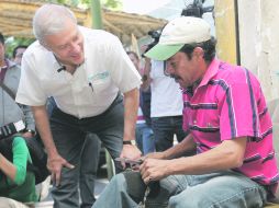 Fernando Guzmán, visitó ayer un taller de bolsas de aire automotrices ubicado en la colonia San Carlos, en Guadalajara.  /