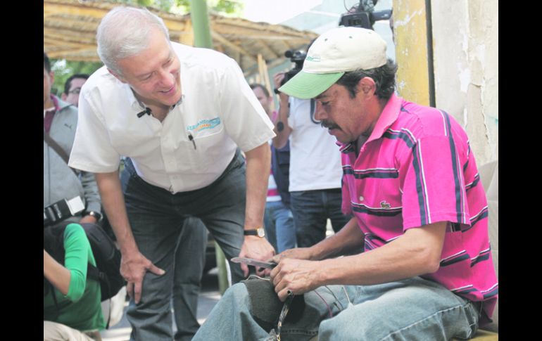 Fernando Guzmán, visitó ayer un taller de bolsas de aire automotrices ubicado en la colonia San Carlos, en Guadalajara.  /