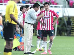 El entrenador Ignacio Ambriz, le explica al volante juvenil Giovani Casillas cómo acomodarse en el terreno de juego. MEXSPORT  /