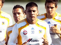 Carlos Salcido (centro) durante uno de los entrenamientos de Tigres. MEXSPORT  /