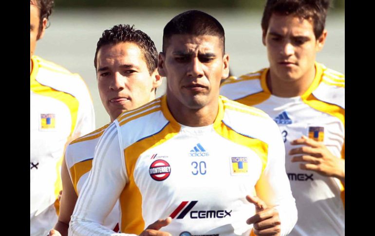 Carlos Salcido (centro) durante uno de los entrenamientos de Tigres. MEXSPORT  /