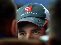 La mirada de Sergio Pérez a uno de los ingenieros del equipo Sauber. AFP  /