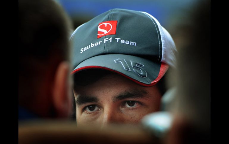 La mirada de Sergio Pérez a uno de los ingenieros del equipo Sauber. AFP  /