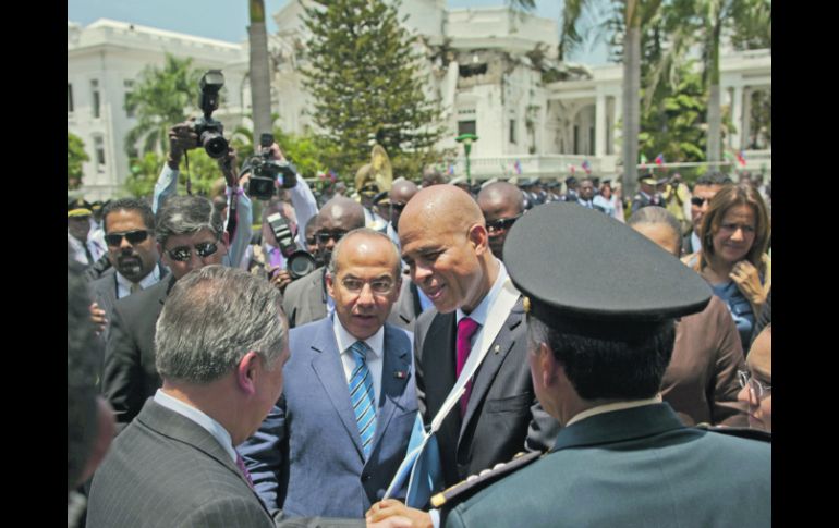 ESCALA EN HAITÍ.- El mandatario Michel Martelly recibe al Presidente Felipe Calderón en Puerto Príncipe. AP  /