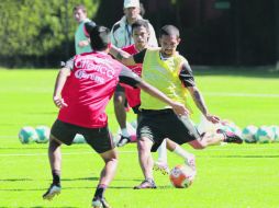 El atacante Giancarlo Maldonado (amarillo) dispara a portería en la práctica. El delantero venezolano tiene dos goles esta temporada.  /