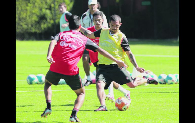 El atacante Giancarlo Maldonado (amarillo) dispara a portería en la práctica. El delantero venezolano tiene dos goles esta temporada.  /