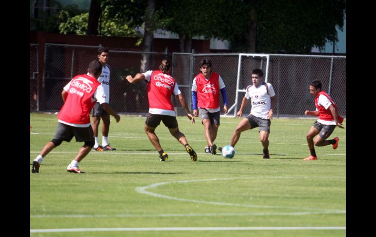 Pese a un pobre futbol, los tapatíos están a punto de evitar el descenso. ARCHIVO  /