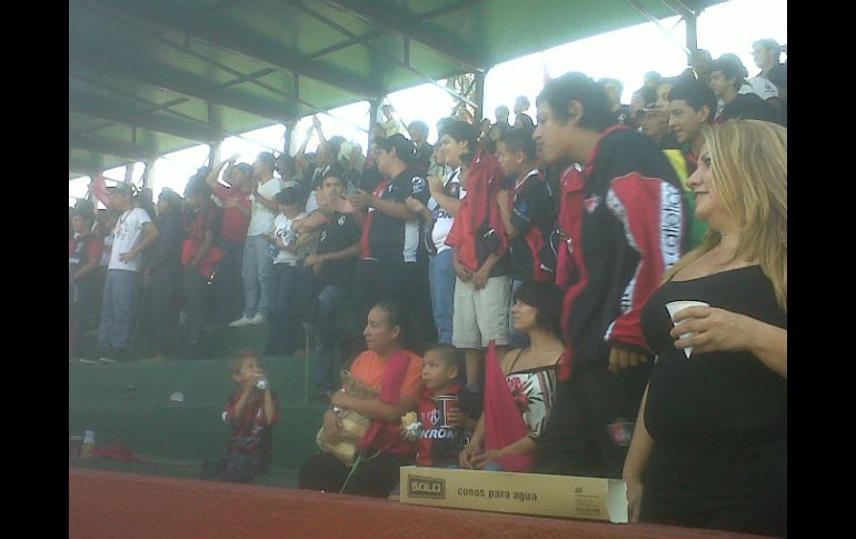 Los seguidores colmaron la tribuna de la cancha principal del complejo rojinegro, donde el Atlas cerró su preparación.  /