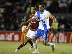 El partido fue muy disputado en todos los sectores de la cancha. EFE  /