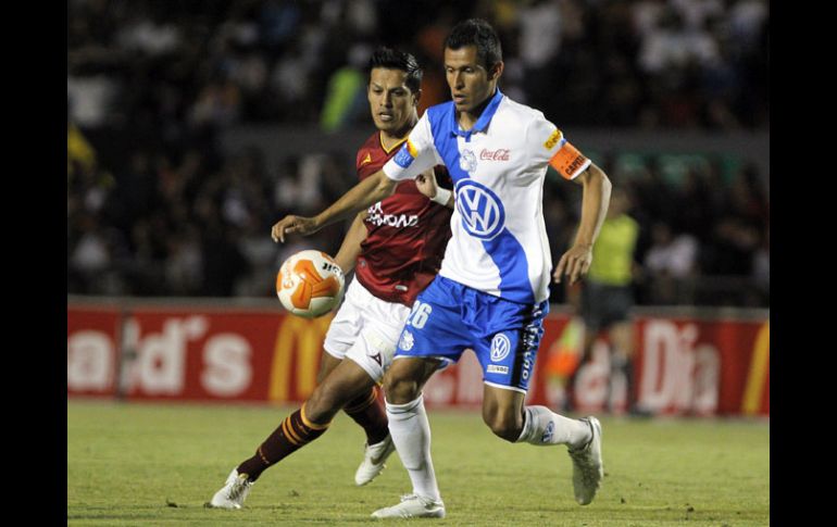 El partido fue muy disputado en todos los sectores de la cancha. EFE  /