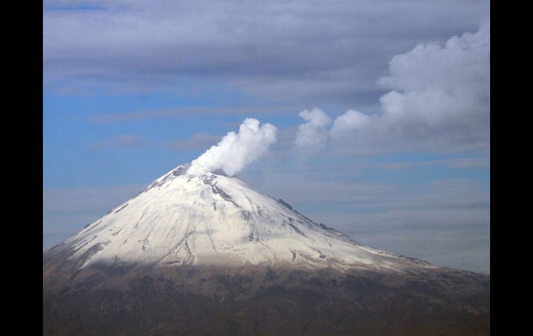 La imagen muestra el flanco norte del volcán incluyendo el glaciar. ESPECIAL  /