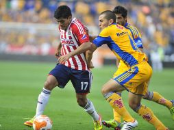 Jesús Sánchez (izq) trata de quitarse la marca de Torres Nilo durante el partido. EFE  /